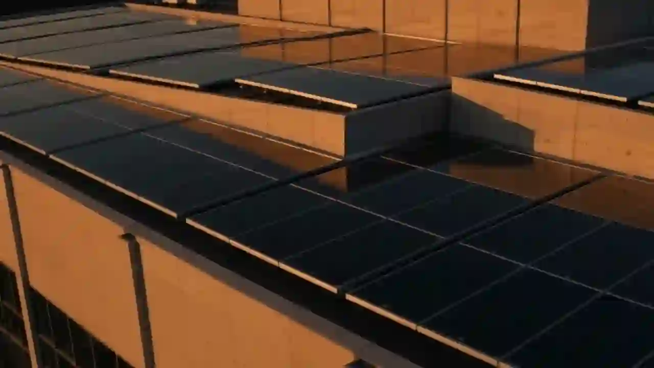 Detalhe ilustrativo de módulos fotovoltaicos em luz de fim de tarde