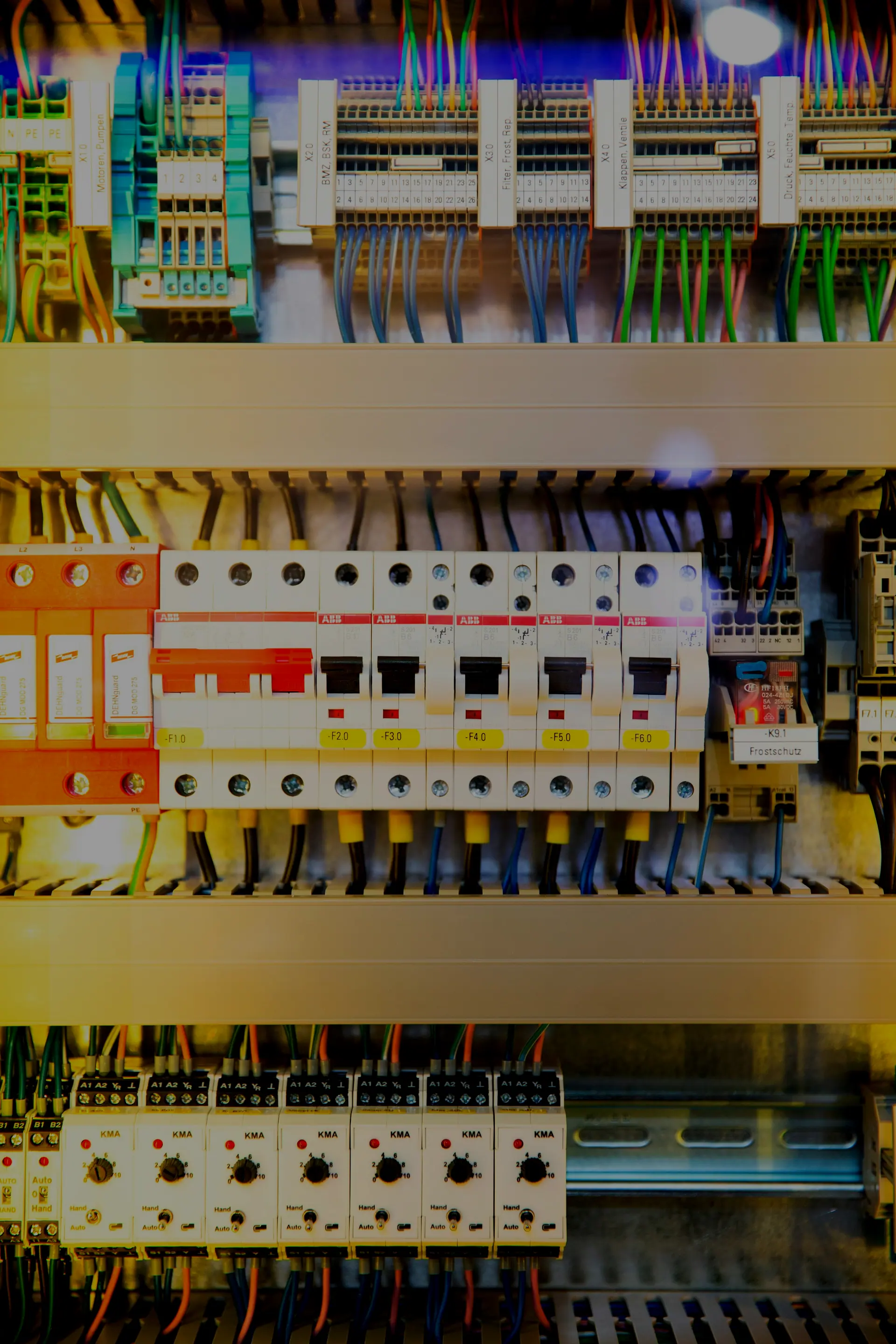 Quadro de comando com disjuntores alinhados e cabeamento organizado