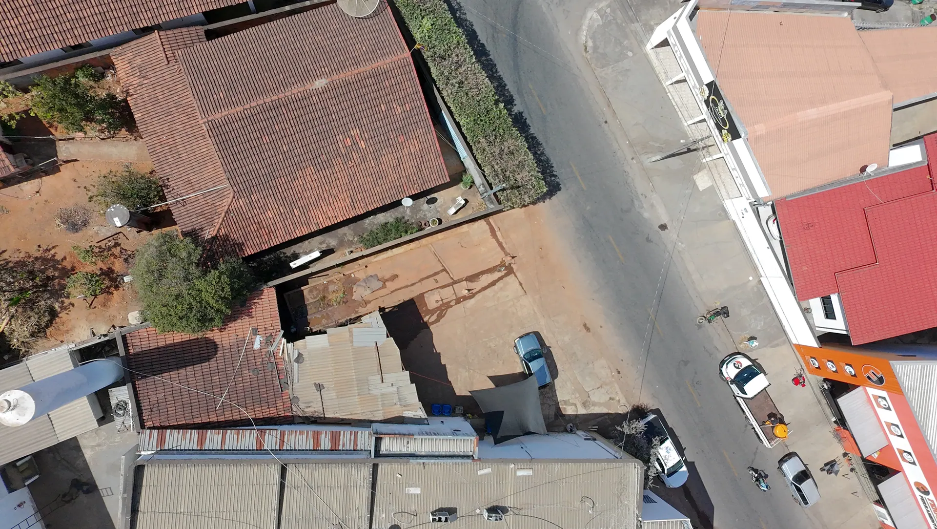 Vista aérea mostrando as águas e os desníveis de coberturas de telha levantadas por drone
