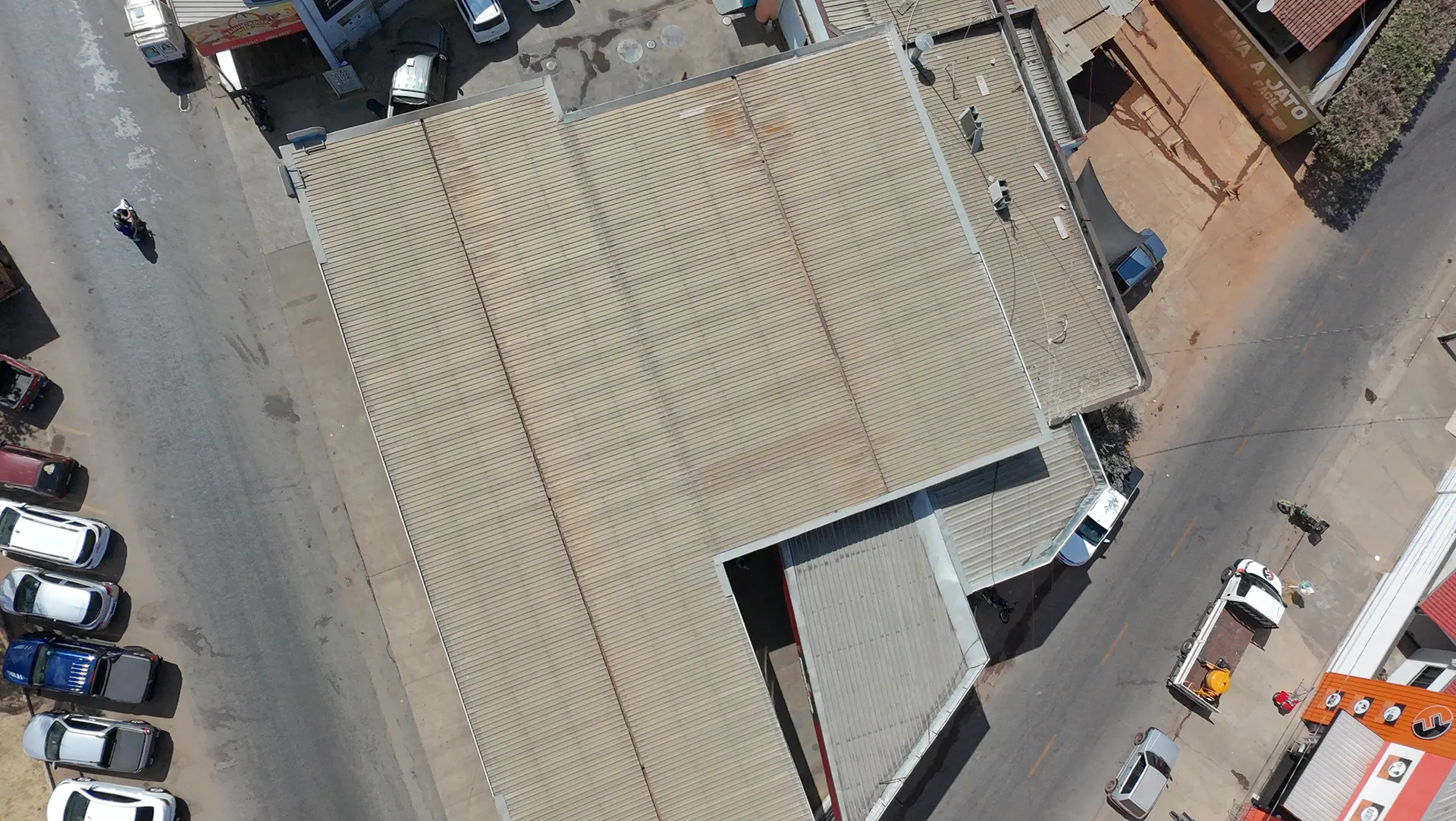 Vista aérea a prumo de uma cobertura metálica durante o levantamento por drone